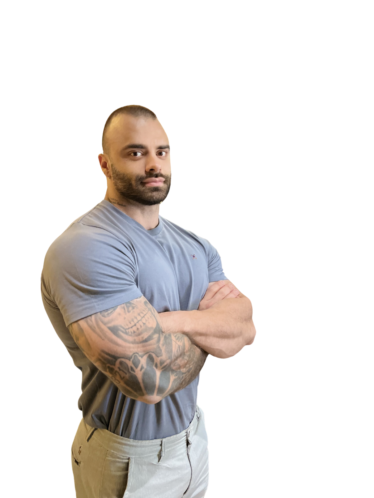 Nutricionista André Miranda de perfil, com os braços cruzados